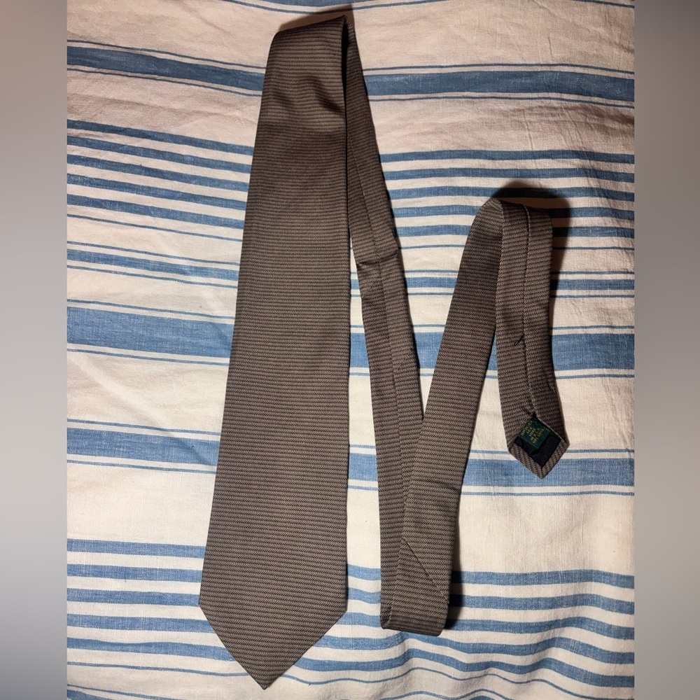 Tan pattern tie